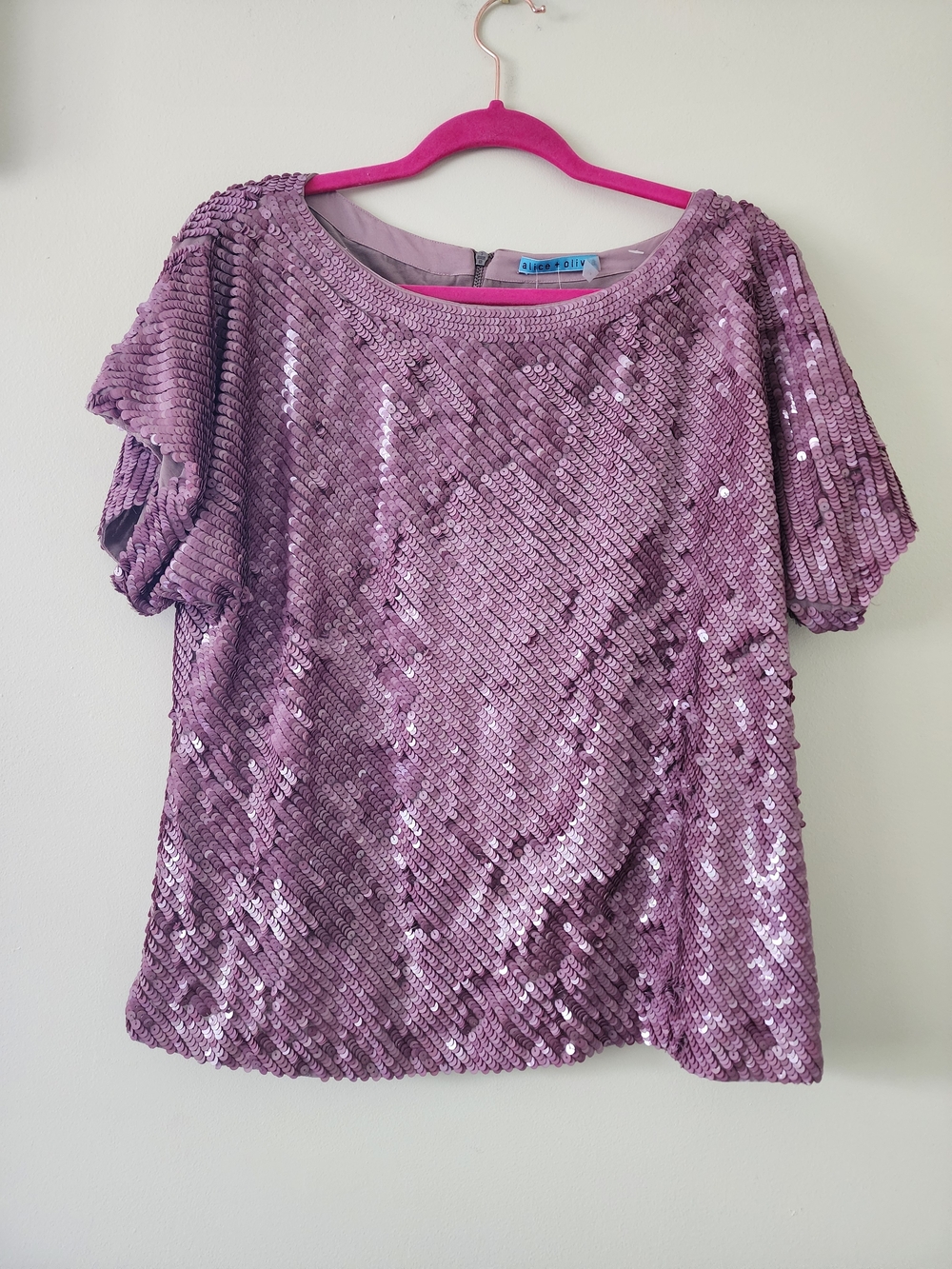New With Tags Alice + Olivia Lavender Sequin Short Sleeve Top